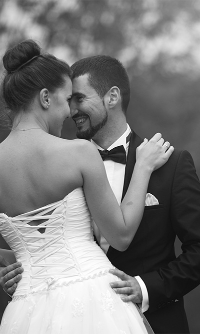 sin título 2 0000 novio feliz con las manos en la cintura de la novia