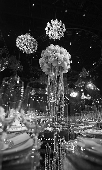 sin título 2 0002 tall centro de flores rosadas y cadenas de cristal se encuentra en la mesa de la cena